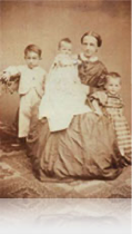 Alois Alzheimer im alter von zwei Jahren mit Mutter und Geschwisterrn.